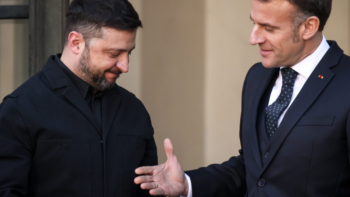 Guerre en Ukraine : Macron évoque un possible déploiement de «plusieurs milliers d’hommes» (AP)