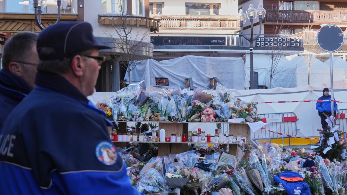 La honte ! Une vidéosurveillance montrerait la femme du gérant du Constellation s’enfuir avec la caisse au début de l’incendie, d’après la télévision italienne. (AP)