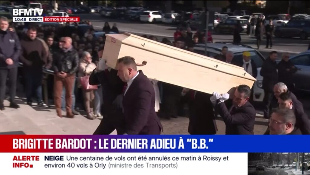Insolite – Un faux cercueil de Brigitte Bardot a été diffusé par erreur sur les chaînes d’info lors de ses obsèques. (BFMTV)