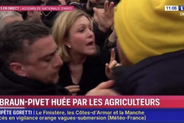 VIDÉO - Agressée, Yaël Braun-Pivet reçoit un liquide au visage lors d’un rassemblement d’agriculteurs à Paris