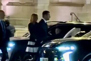 VIDÉO - Jordan Bardella futur prince de Bourbon des Deux-Siciles ? Son apparition avec la duchesse de Calabre et de Palerme affole la toile