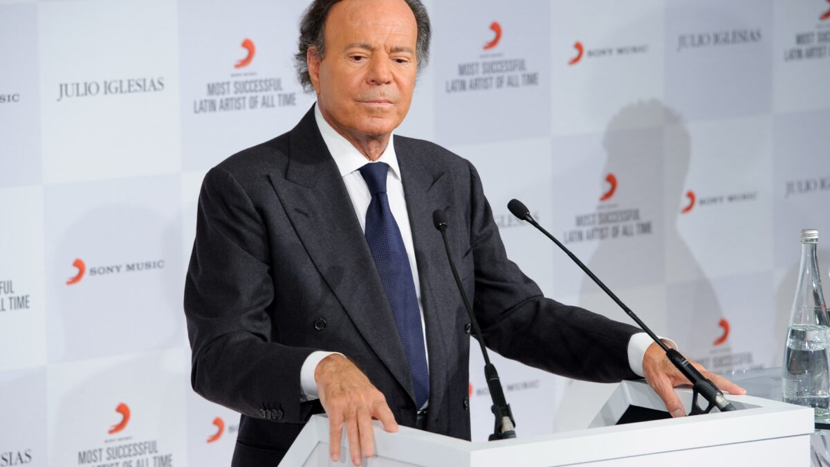 «Cela me cause une grande tristesse.» Julio Iglesias dément les accusations de violences sexuelles et de viols