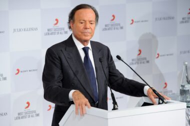 «Cela me cause une grande tristesse.» Julio Iglesias dément les accusations de violences sexuelles et de viols