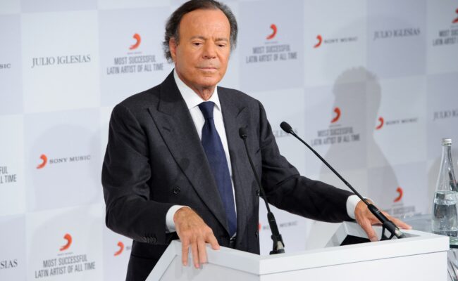«Cela me cause une grande tristesse.» Julio Iglesias dément les accusations de violences sexuelles et de viols