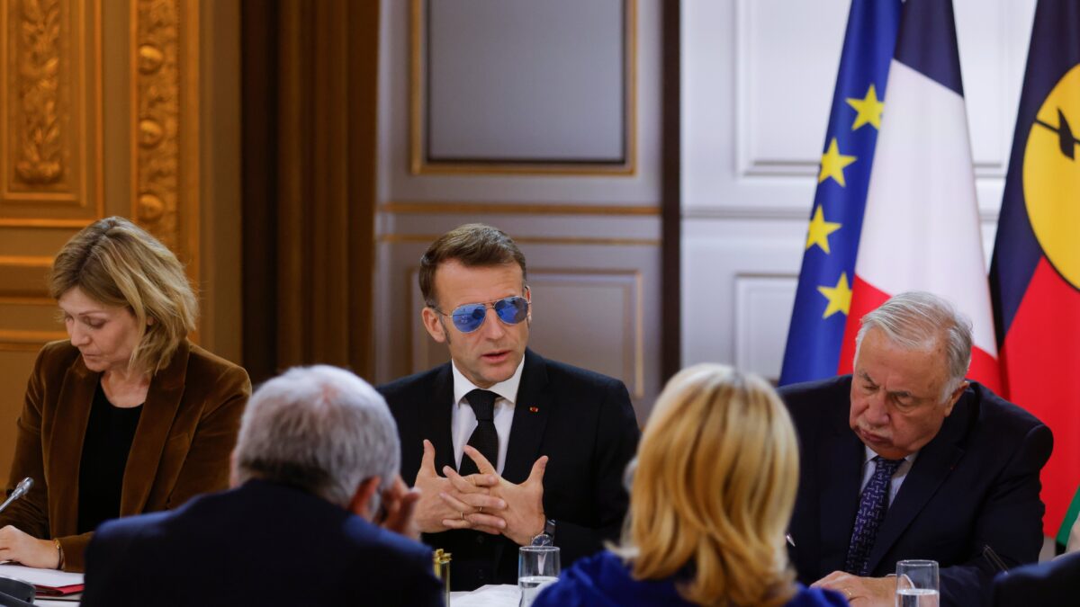 Insolite – Pour masquer son œil rouge, Emmanuel Macron adopte le look Top Gun