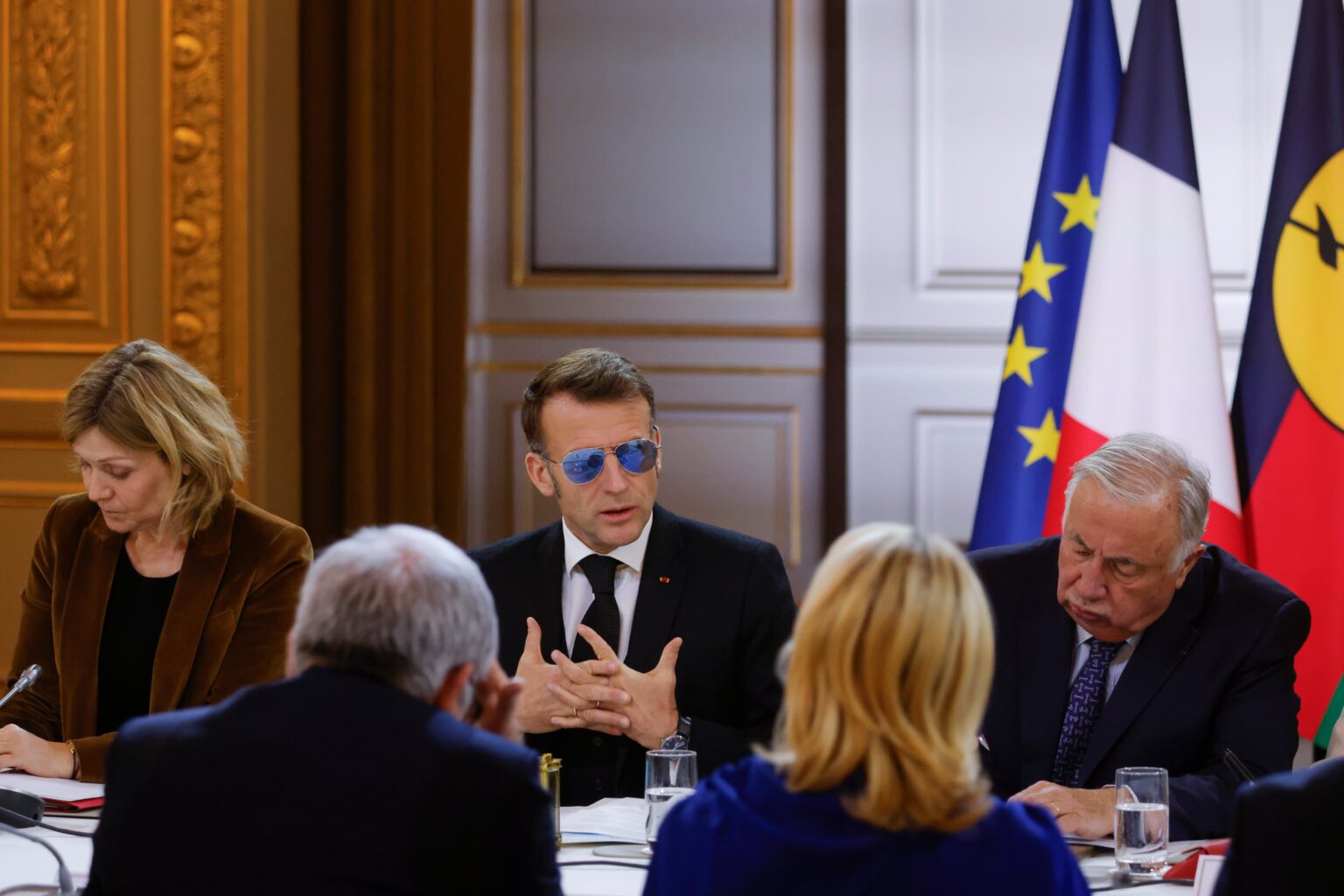 Insolite – Pour masquer son œil rouge, Emmanuel Macron adopte le look Top Gun