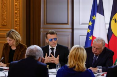 Insolite - Pour masquer son œil rouge, Emmanuel Macron adopte le look Top Gun