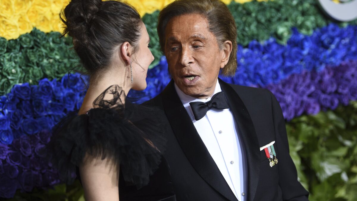 Valentino, l’Italien qui a réinventé le tapis rouge hollywoodien AP