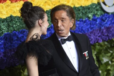 Valentino, l’Italien qui a réinventé le tapis rouge hollywoodien AP