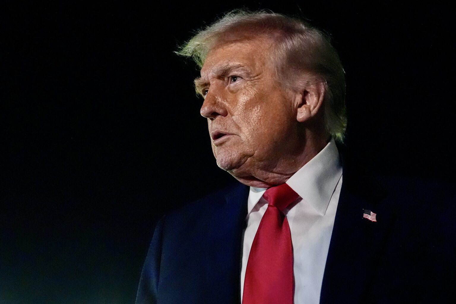 Trump menace d’un droit de douane de 200% sur les vins et champagnes français AP