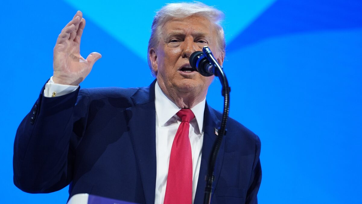 Trump menace le Canada de droits de douane à 100 % sur fond de tensions avec Mark Carney