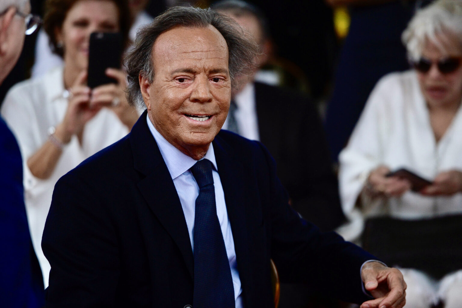 La justice classe sans suite la plainte contre Julio Iglesias pour agressions sexuelles pour incompétence juridictionnelle