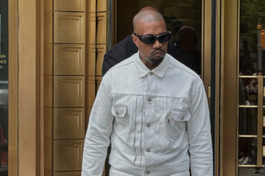 Après avoir glorifié Hitler, Kanye West affirme qu’il n’est «ni nazi, ni antisémite» AP
