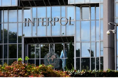 Recherché par Interpol, un homme de 25 ans a été interpellé à l’Alpe d’Huez dans le cadre d’un meurtre commis en février 2025