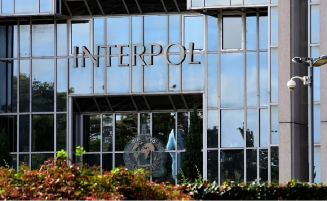 Recherché par Interpol, un homme de 25 ans a été interpellé à l’Alpe d’Huez dans le cadre d’un meurtre commis en février 2025