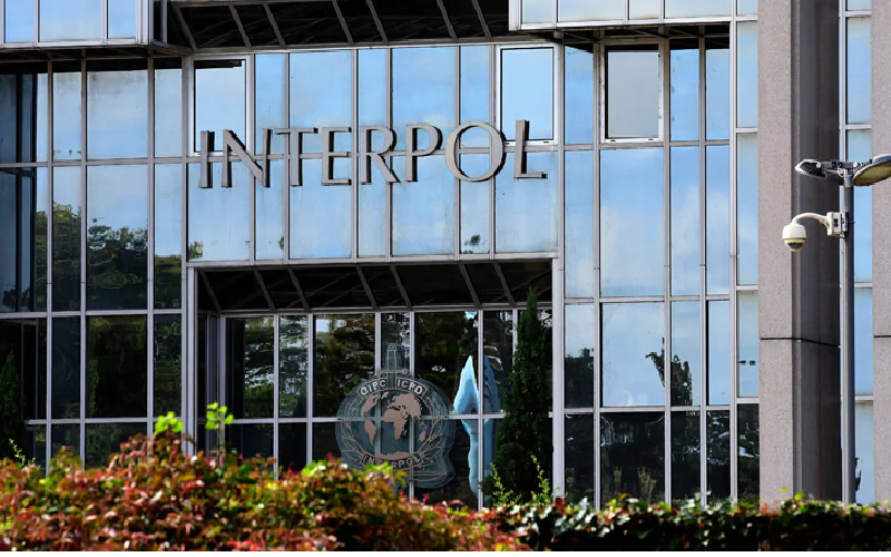 Recherché par Interpol, un homme de 25 ans a été interpellé à l’Alpe d’Huez dans le cadre d’un meurtre commis en février 2025
