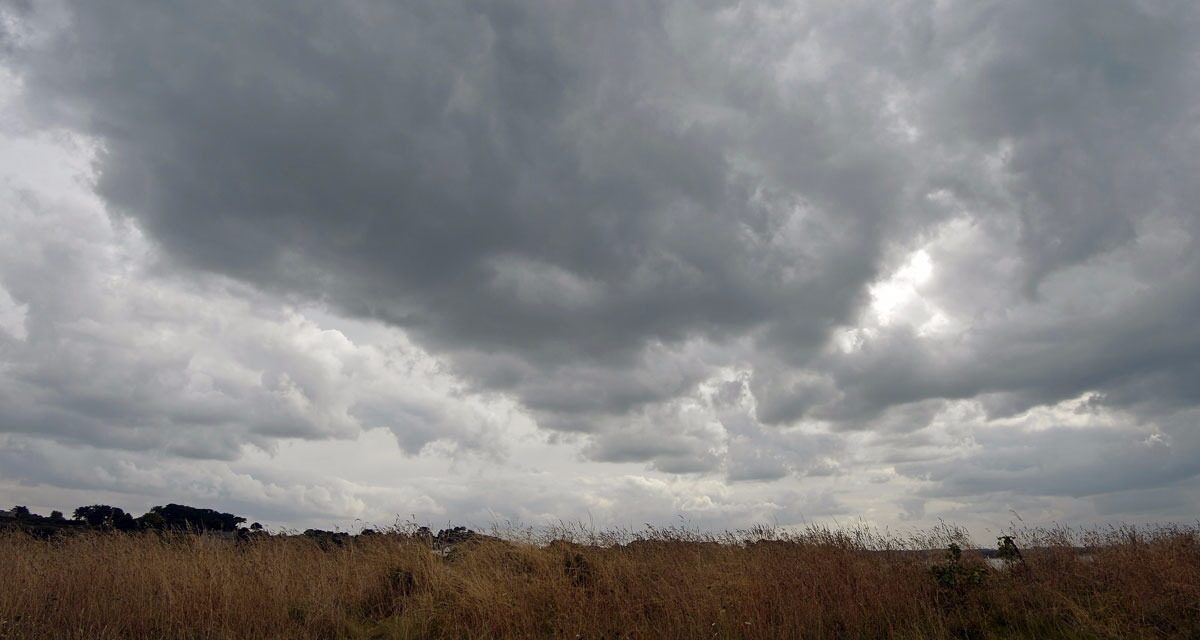 Dimanche gris et pluvieux sur une grande partie du pays, éclaircies près de la Méditerranée