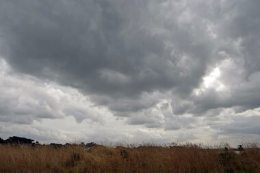 Dimanche gris et pluvieux sur une grande partie du pays, éclaircies près de la Méditerranée