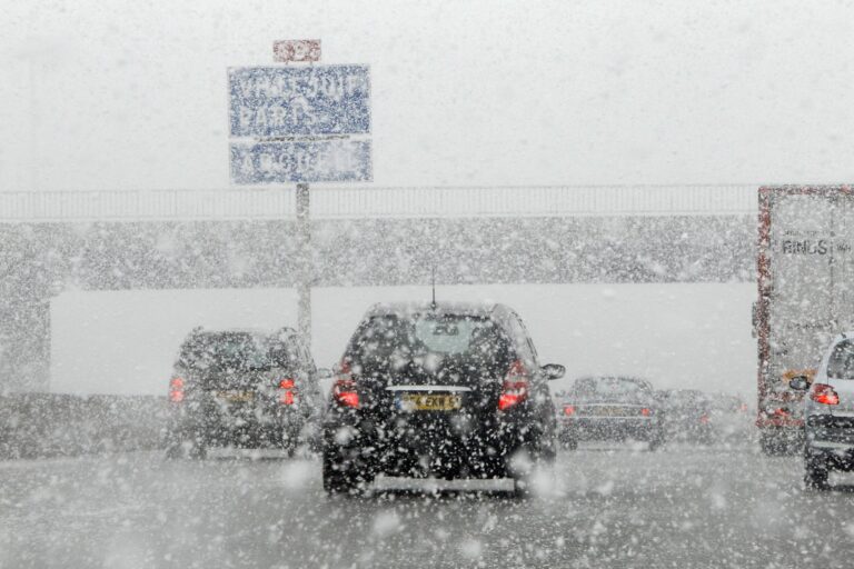 Neige et verglas en Île-de-France : deux morts dans des accidents de la route