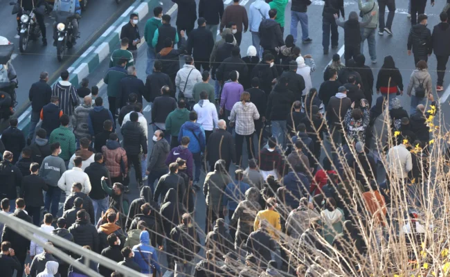 Un membre des Gardiens de la révolution tué en Iran, les manifestations gagnent les provinces