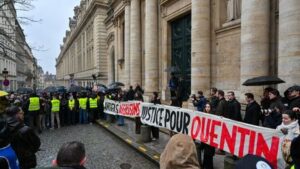 Hommage à Quentin, plusieurs centaines de personnes réunies place de la Sorbonne