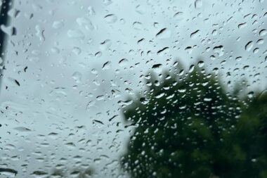 Météo de jeudi : nouvelle perturbation active, pluies soutenues et vent sur les côtes