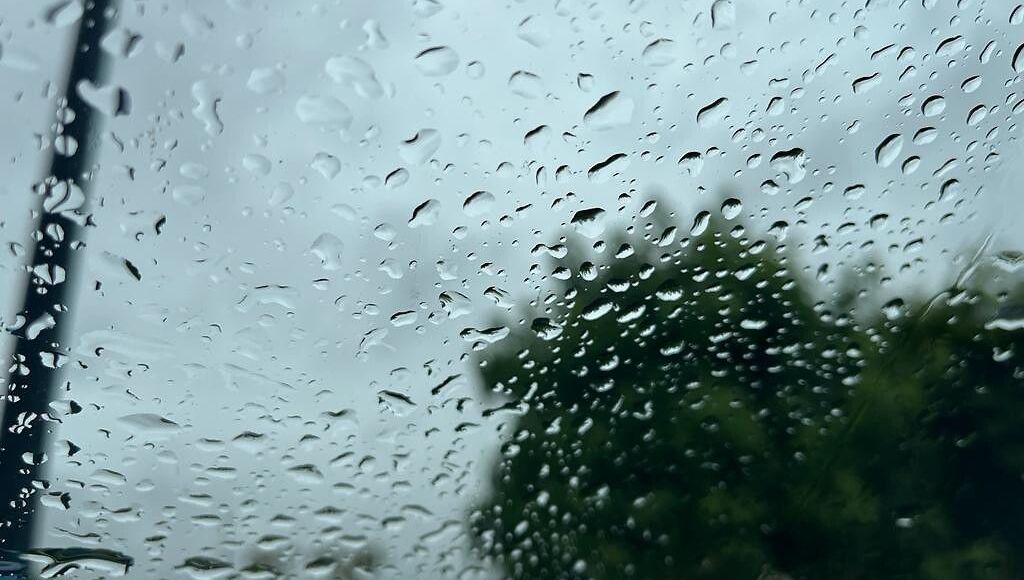 Météo de jeudi : nouvelle perturbation active, pluies soutenues et vent sur les côtes