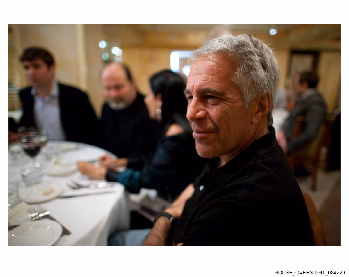 27,7 millions de dollars transférés avant l’arrestation d’Epstein - le rôle clé de Schwab révélé par des documents (AP)