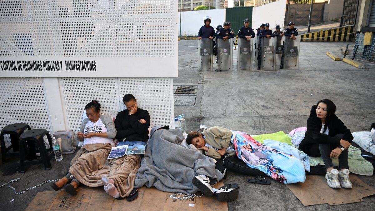 À Caracas, des proches de détenus politiques lancent une grève de la faim après un nouveau report de la loi d’amnistie