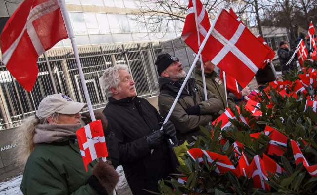 À Copenhague, des centaines de manifestants soutiennent les vétérans danois après des propos de Trump jugés insultants (AP)