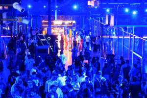 À Karachi, la génération Z réinvente la fête avec des raves sans alcool (AP)