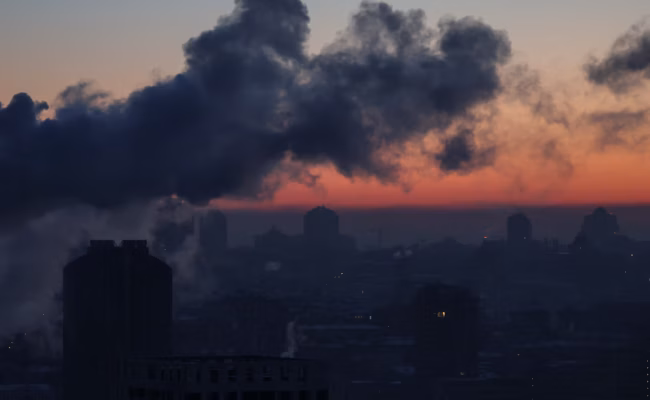 À Kiev frappée par le froid et les bombes, un plombier chevronné restaure le chauffage malgré les attaques russes (AP)