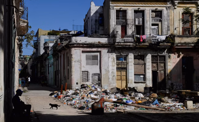 À La Havane, les ordures s’accumulent sur fond de pénuries de carburant (AP)