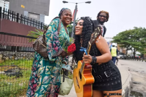À Lagos, une rockeuse descend dans la rue pour offrir des roses et rappeler le sens de l’amour (AP)