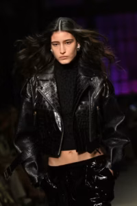 À Milan, Fausto Puglisi habille Cavalli d’un noir assumé