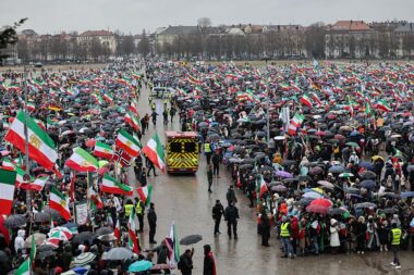 À Munich, le prince héritier d’Iran affirme que la survie du régime « envoie un signal clair à chaque tyran » (AP)