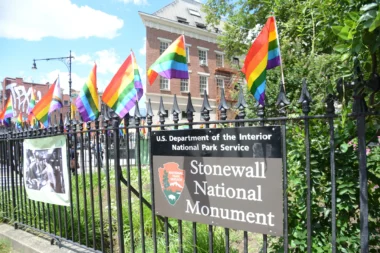 À New York, le drapeau arc-en-ciel réinstallé à Stonewall après son retrait sous l’administration Trump