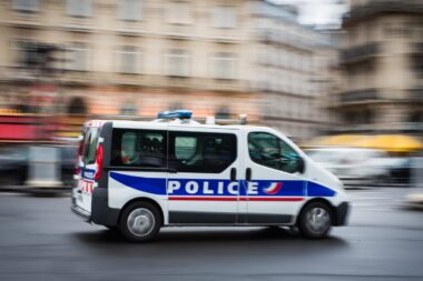 À Rennes, deux jeunes sur une trottinette percutent un fourgon de police à un feu rouge 