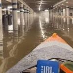 Insolite - À Saumur, un kayakiste filme sa traversée nocturne d’un parking E.Leclerc inondé
