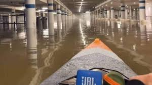 Insolite - À Saumur, un kayakiste filme sa traversée nocturne d’un parking E.Leclerc inondé