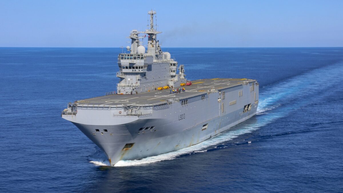 À Toulon, la Marine nationale déploie simultanément ses trois porte-hélicoptères amphibies (wikipedia commons)