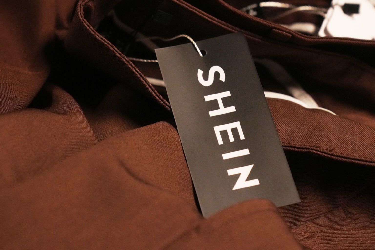 Shein face à l’État français: le blocage partiel de la marketplace en appel