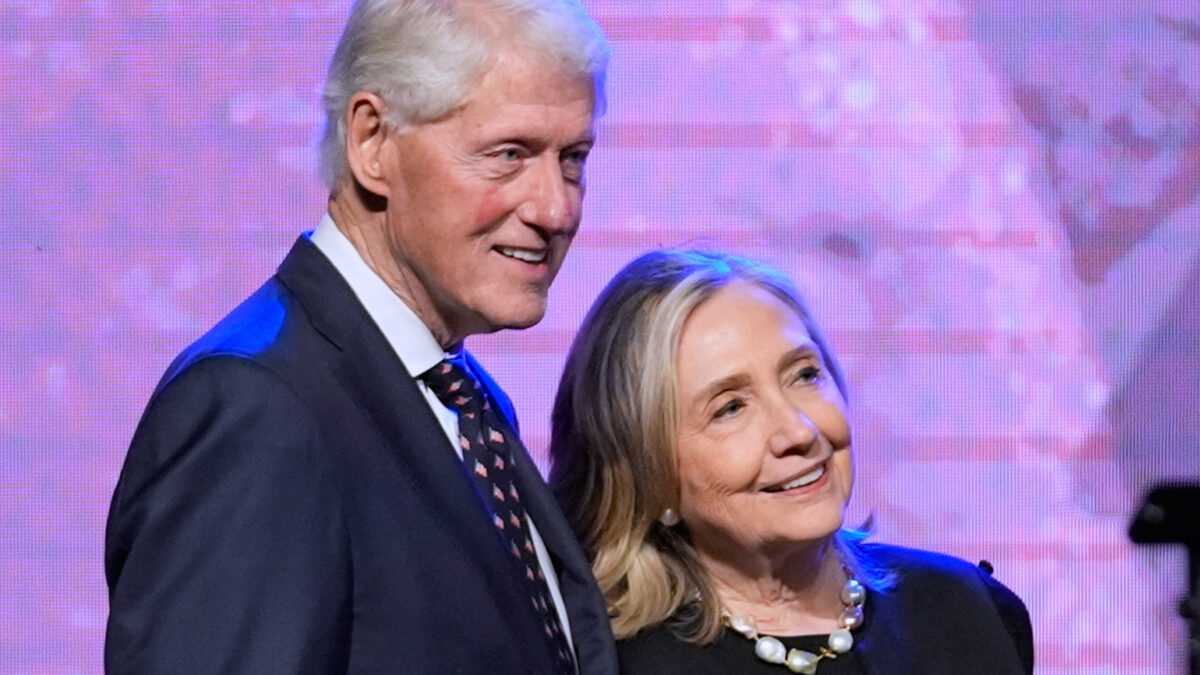 Les Clinton finalisent un accord pour témoigner sur Jeffrey Epstein AP Photo/LM Otero, File