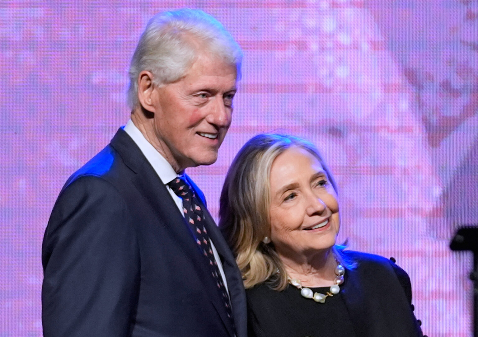 Les Clinton finalisent un accord pour témoigner sur Jeffrey Epstein AP Photo/LM Otero, File