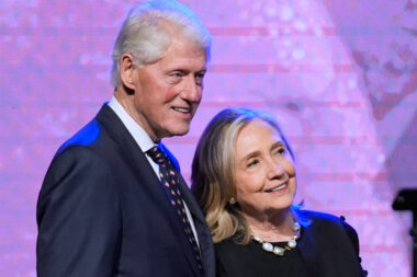 Les Clinton finalisent un accord pour témoigner sur Jeffrey Epstein AP Photo/LM Otero, File