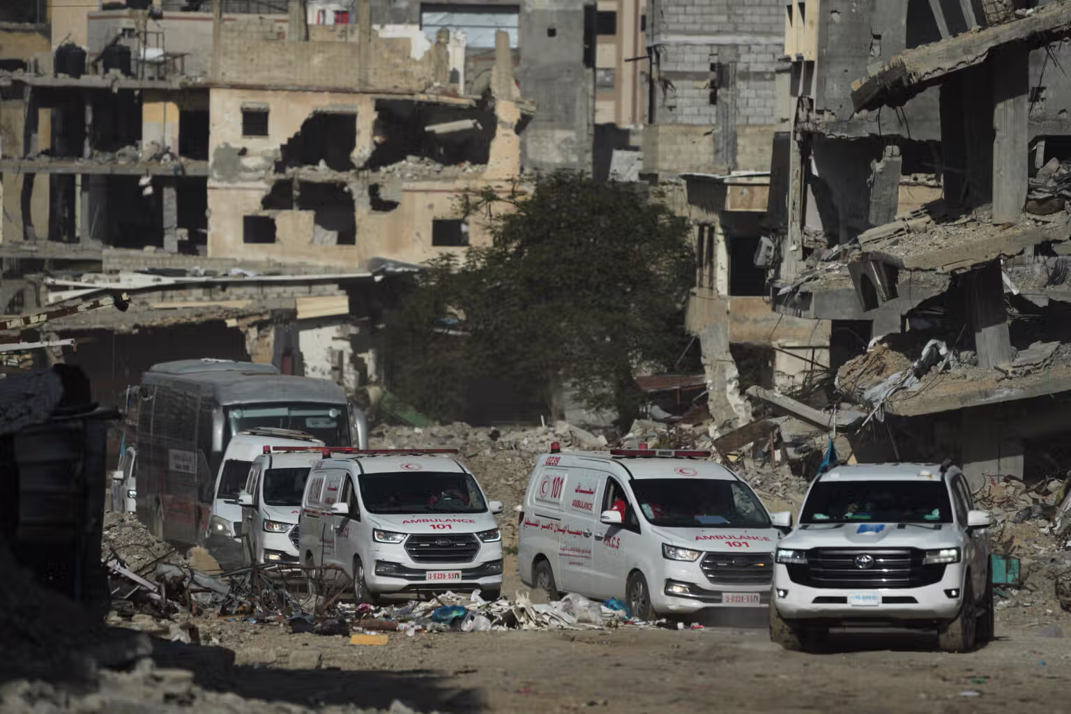 Rafah rouvre au compte-gouttes, des Palestiniens bloqués entre Gaza et l’Égypte
