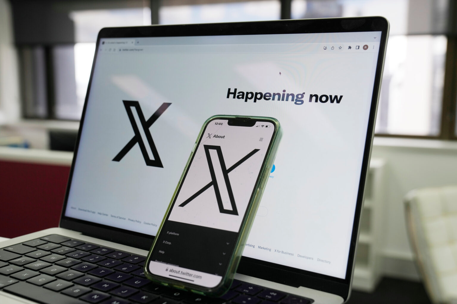 Perquisition chez X: des images pédopornographiques et deepfakes dans le viseur des enquêteurs