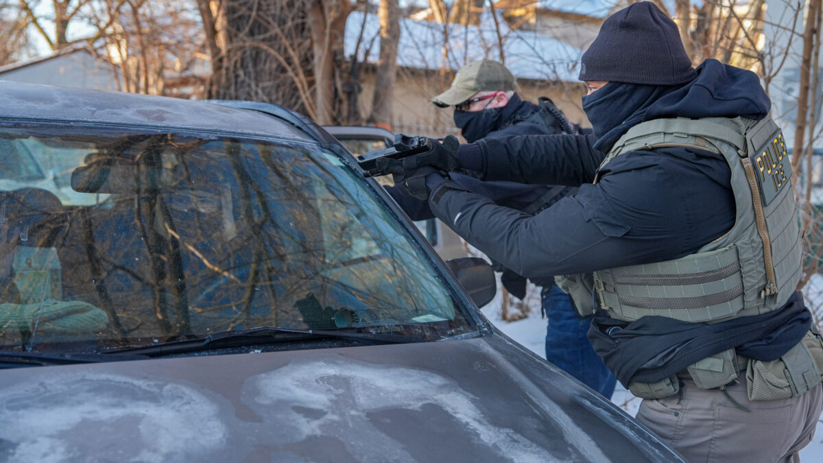 Minneapolis : des agents de l’immigration braquent leurs armes et interpellent des militants qui les suivaient