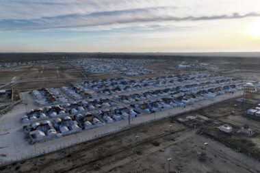 Alerte humanitaire en Syrie - les vivres s’épuisent au camp d’al-Hol, l’aide bloquée par l’instabilité (AP)