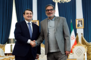 Après avoir survécu à une frappe, Ali Shamkhani revient au cœur de la stratégie sécuritaire iranienne (AP)